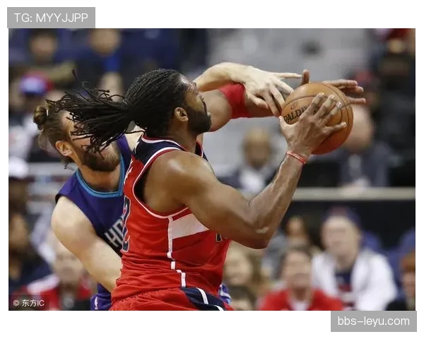 拉人犯规判定关键是是否限制对方移动并影响比赛