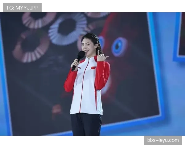 张雨霏训练完顺手买了个包，价格够我干一年