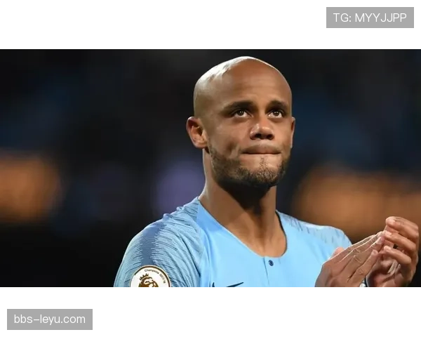 孔帕尼场上冷面队长，脱下球衣瞬间变豪门男主，这反差笑翻了我