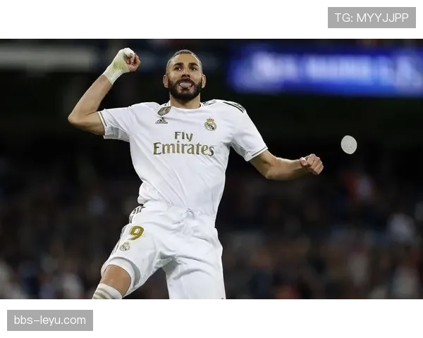 本泽马与莱万的战术适配性差异：体系依赖与角色功能解析